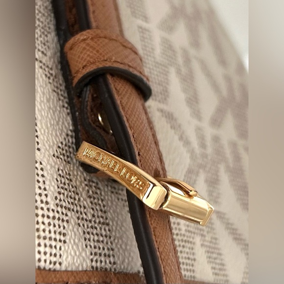 Michael Kors Large Jet Set Tote with Gold Python Embossing - Picture 4 of 15